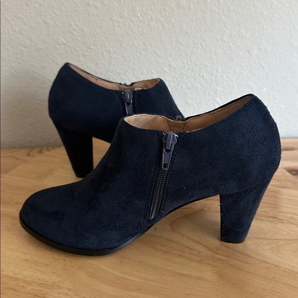 Journee Collection Womens Sanzi Kitten Heel Booties 6 navy - Picture 3 of 5